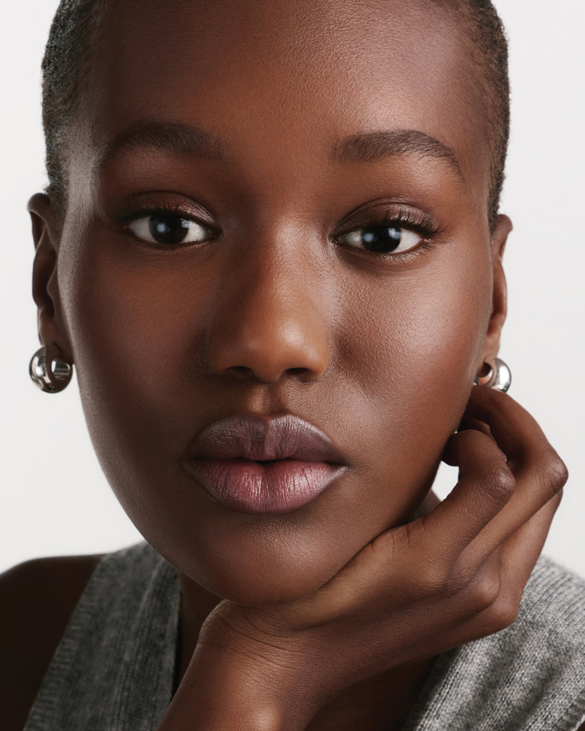 Model wearing HydroBalm in Bob.
