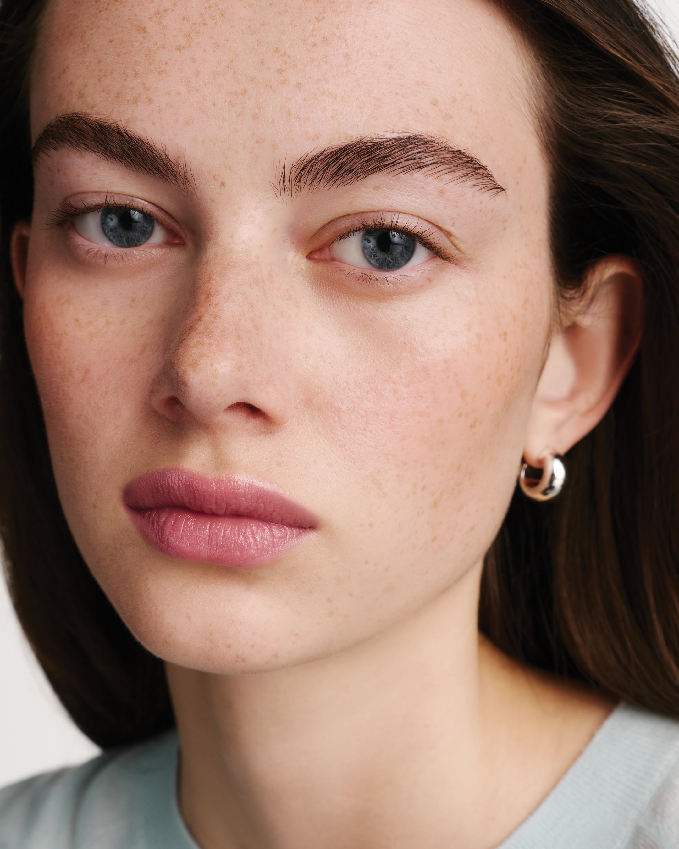 Model wearing HydroBalm in Ballerine.