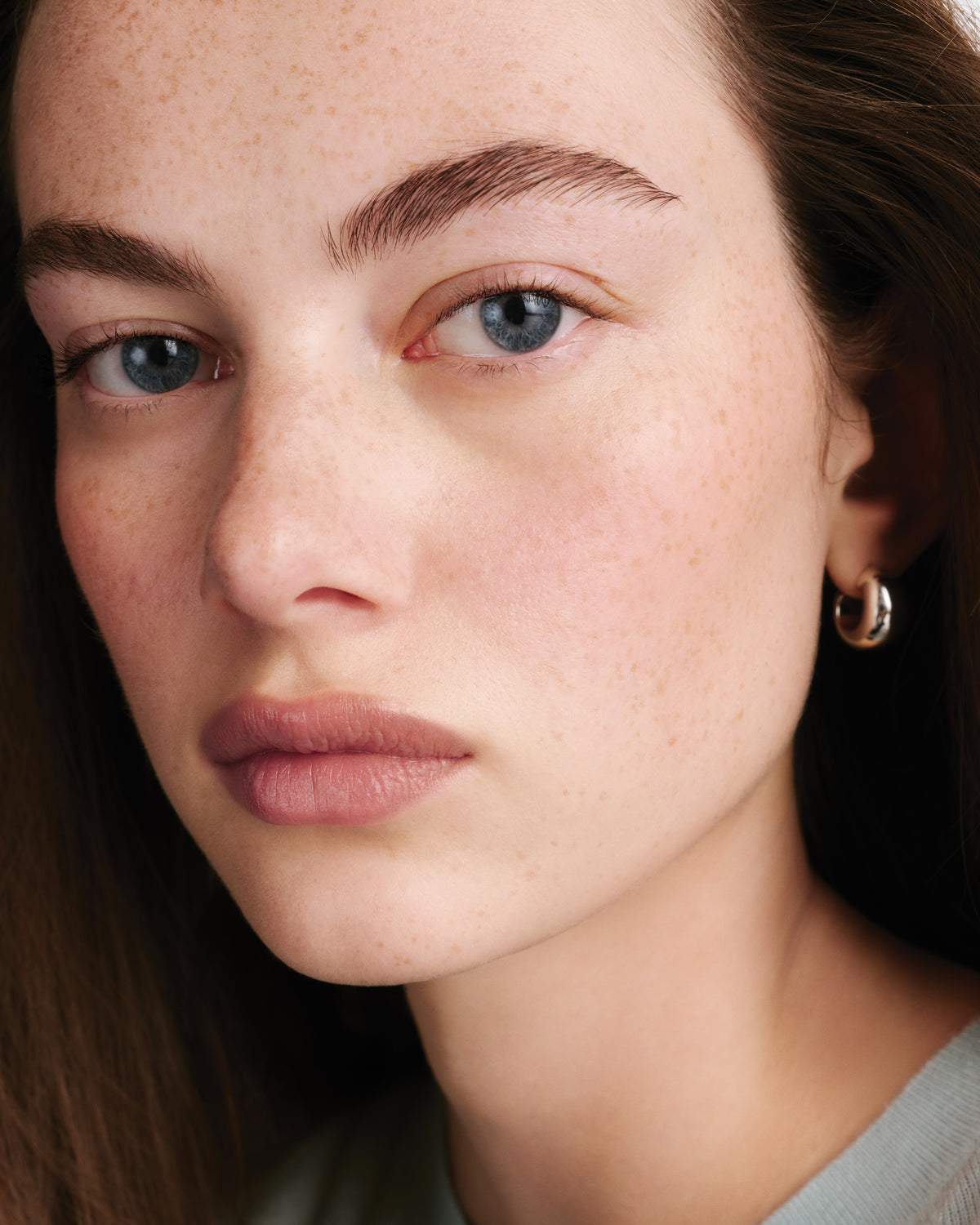 Model wearing HydroBalm in Cafe Creme.