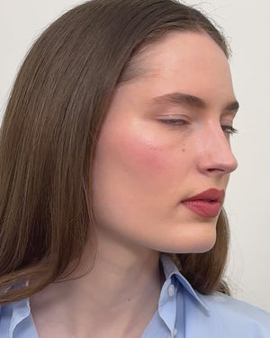 Model applies Lip Liner in Minou and lipstick in Rose.